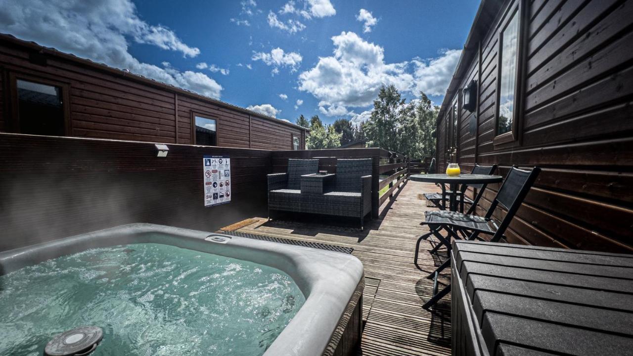Angie'S Haven, Superb 2 Bedroom Lodge With Hot Tub - Sleeps 6 - Felmoor Park Morpeth Exterior photo