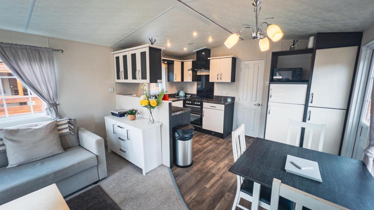 Angie'S Haven, Superb 2 Bedroom Lodge With Hot Tub - Sleeps 6 - Felmoor Park Morpeth Exterior photo