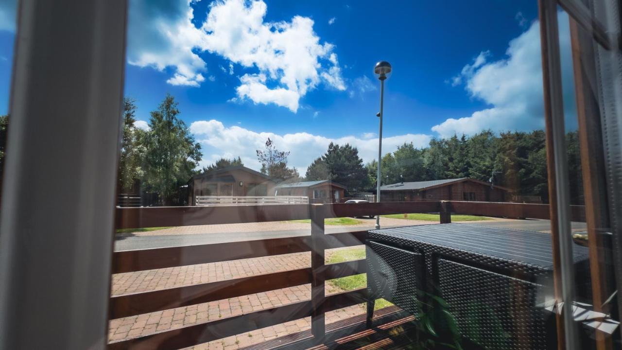 Angie'S Haven, Superb 2 Bedroom Lodge With Hot Tub - Sleeps 6 - Felmoor Park Morpeth Exterior photo