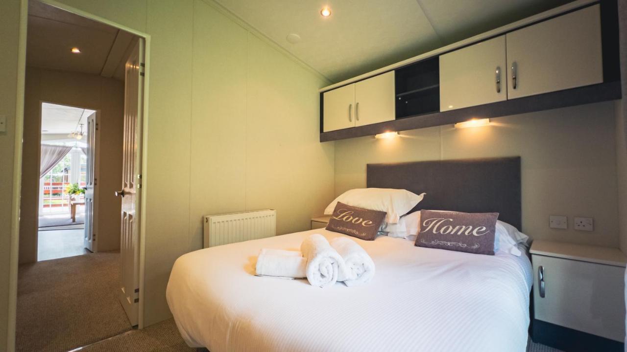 Angie'S Haven, Superb 2 Bedroom Lodge With Hot Tub - Sleeps 6 - Felmoor Park Morpeth Exterior photo